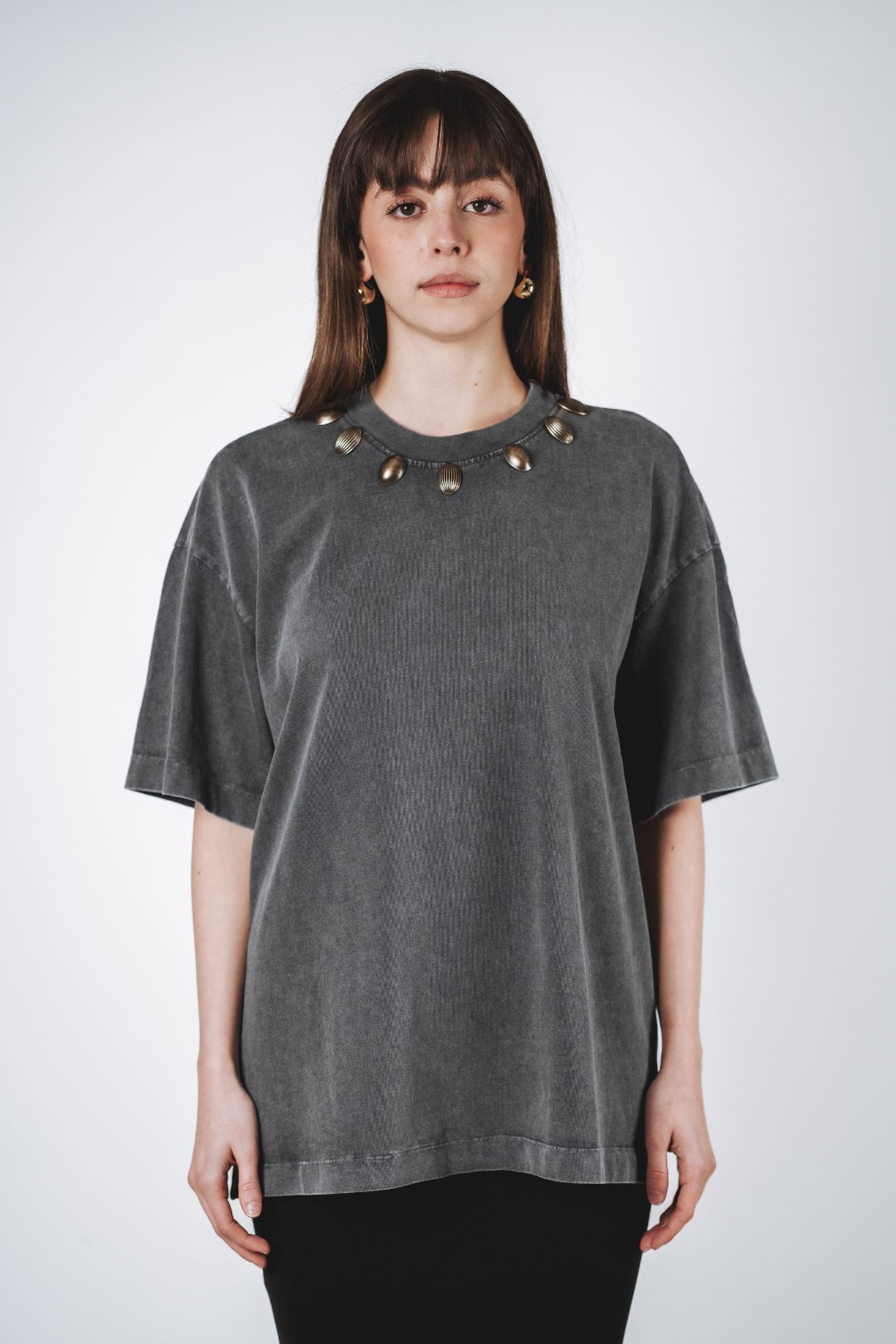 T-shirt boxy fit con accessori in ottone