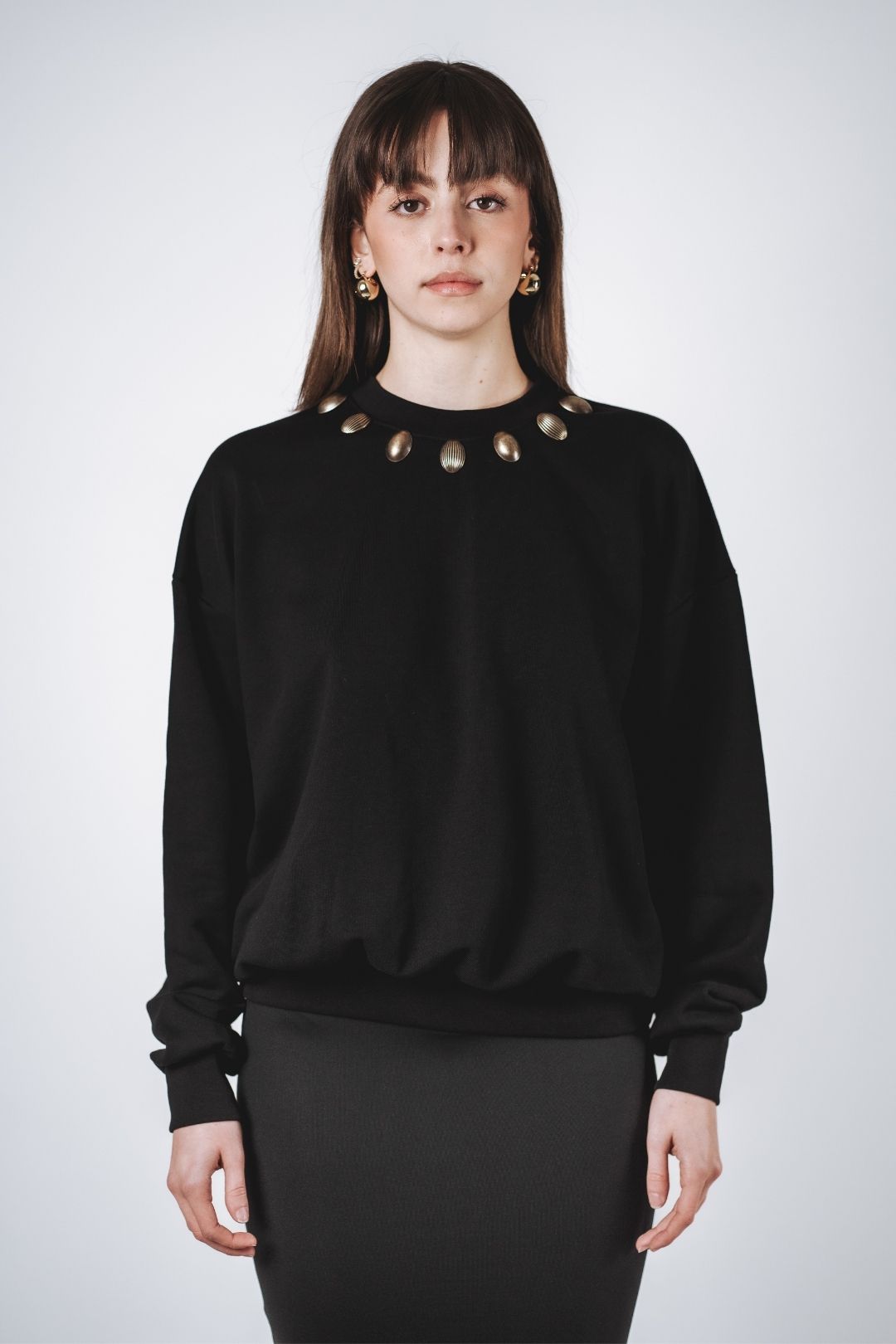 Felpa taglio over con accessori in ottone