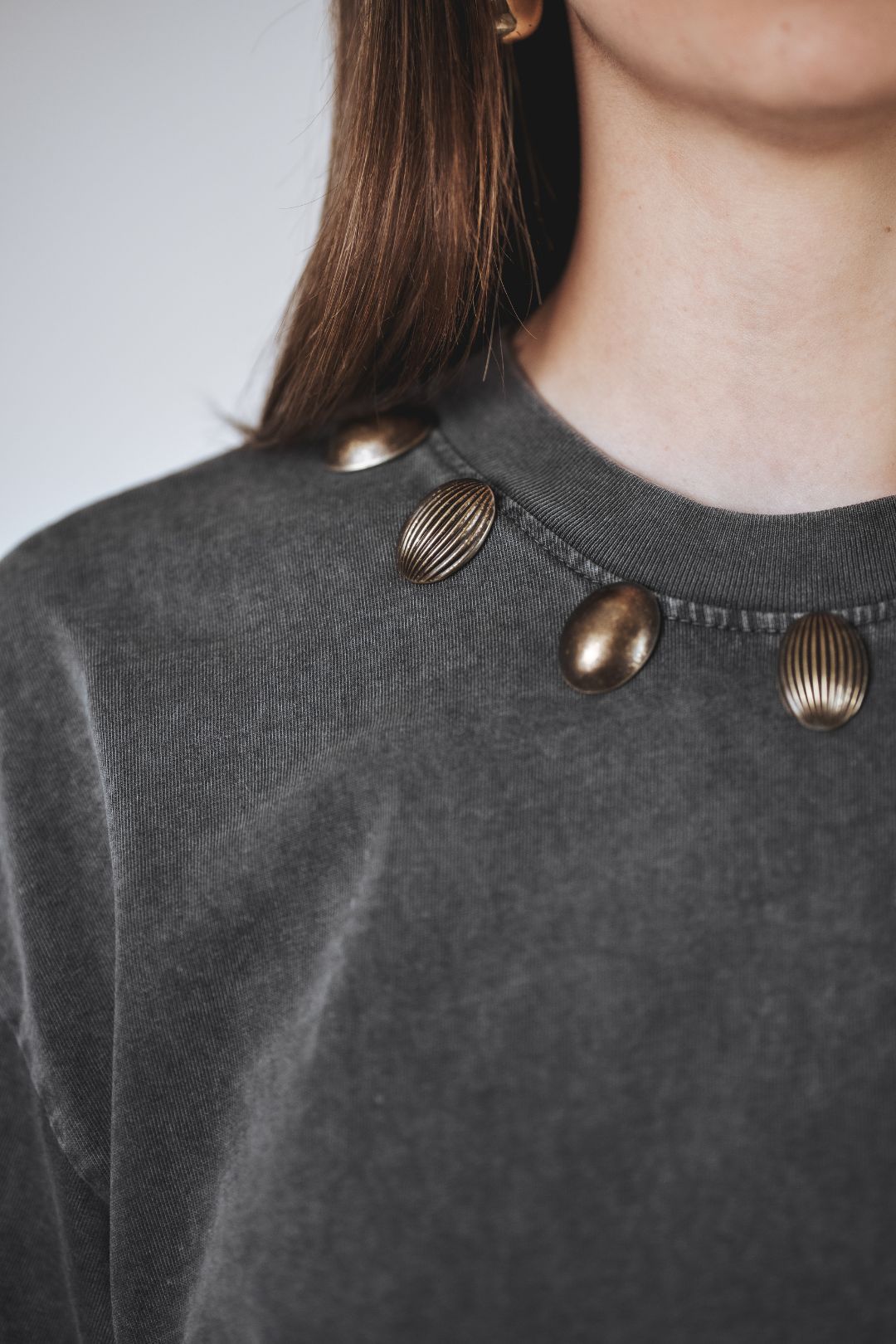 T-shirt boxy fit con accessori in ottone